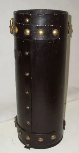 suporte para guarda-chuva antigo em forma cilíndrica com detalhes em bronze