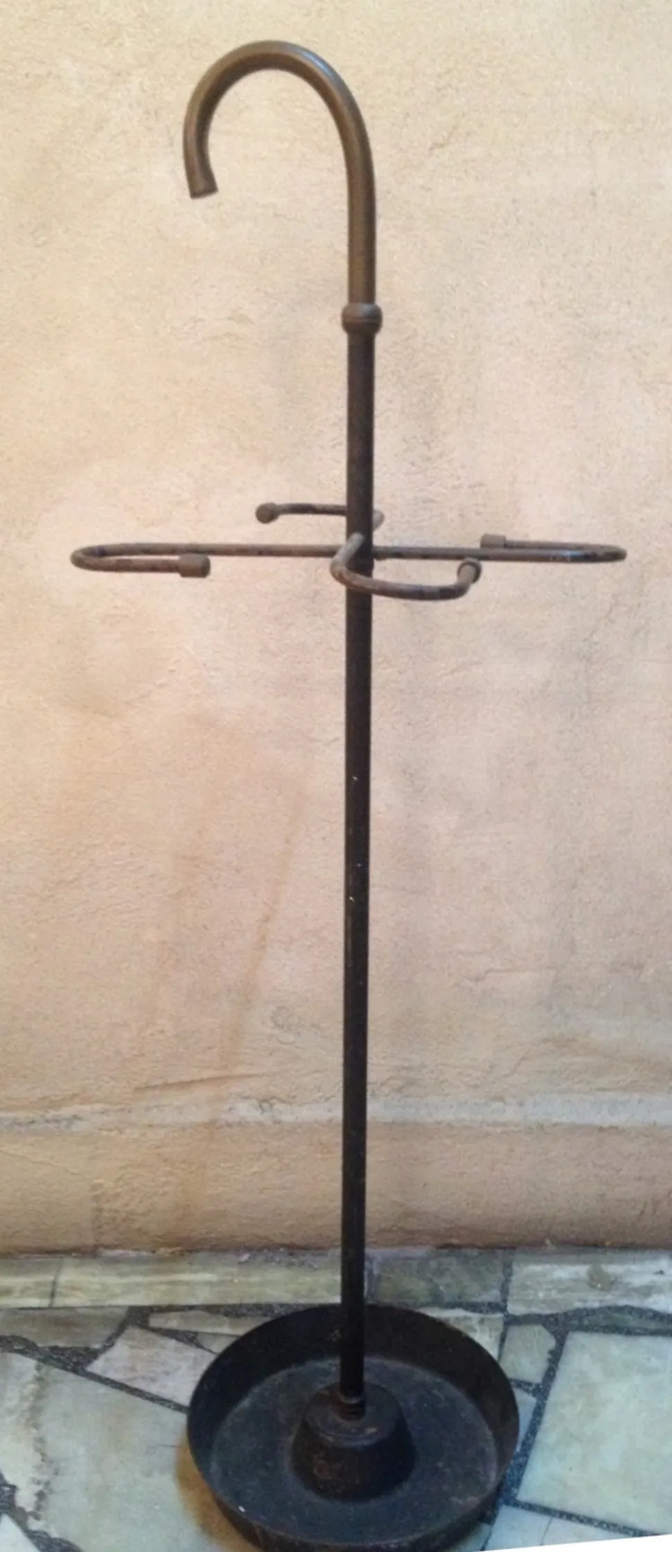 Suporte antigo para guarda-chuva decorativo com base redonda