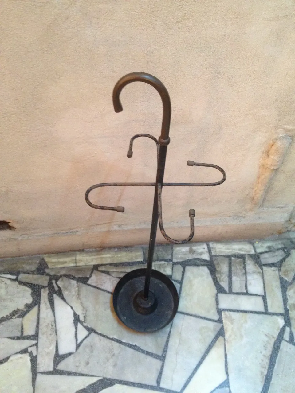 porte-parapluie ancien avec design incurvé, base circulaire, cadre neutre