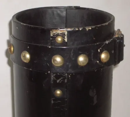 antiguo paragüero negro con oro, con detalles decorativos, elegante