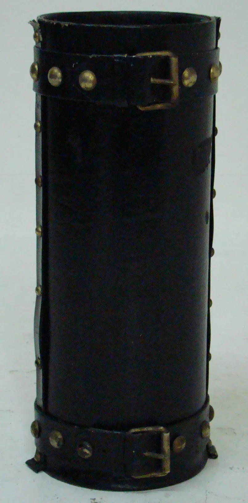 porte-parapluie ancien avec des détails décoratifs et un design élégant