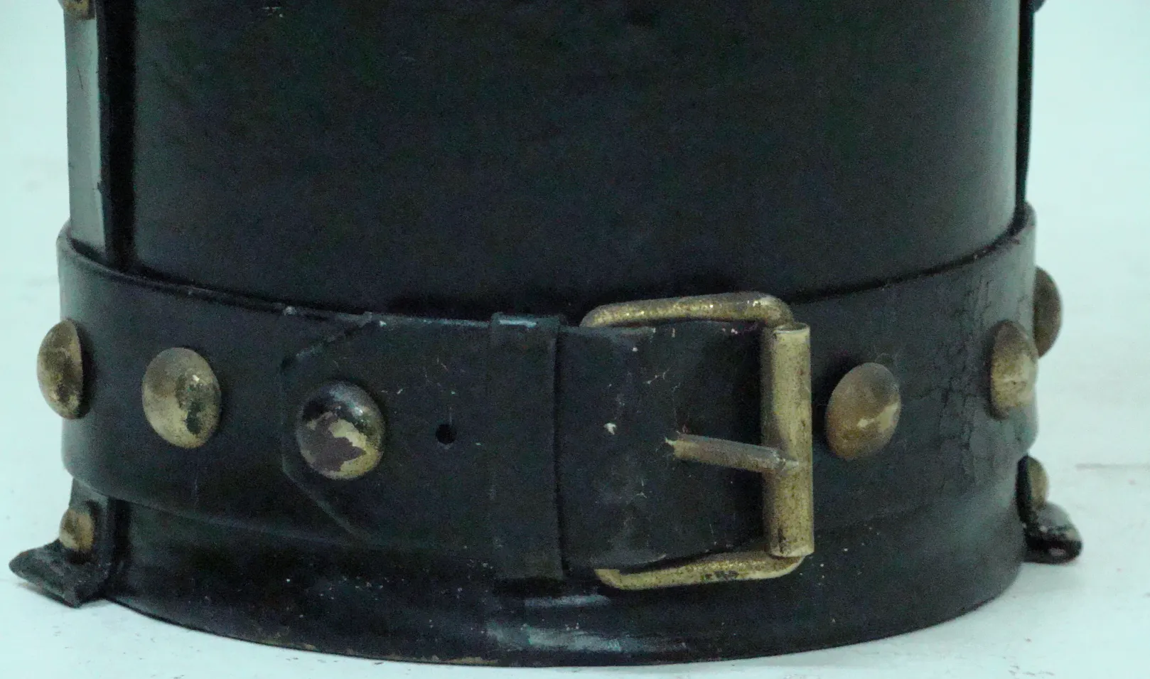 alter Schirmständer mit eleganten Design und Messingdetails