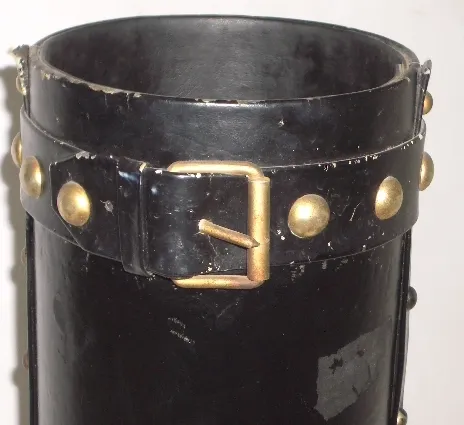 schwarzer antiker schirmständer mit goldenen details und schnalle