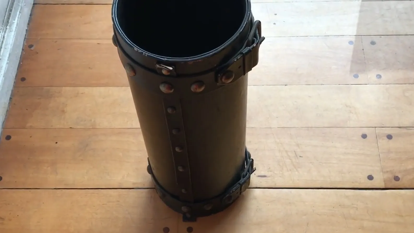 장식 세부 사항이 있는 고풍스러운 우산꽂이