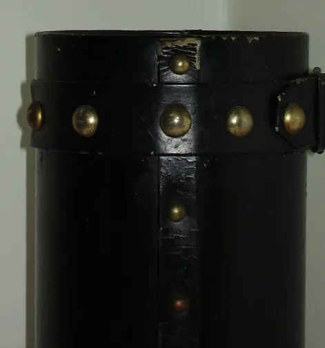 porte-parapluie ancien en forme cylindrique avec des détails dorés