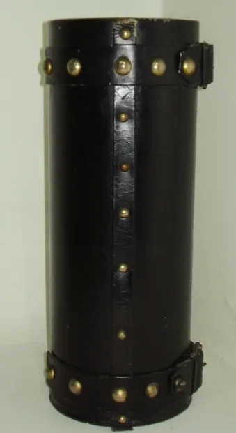 古董黑色伞架，带金色细节和皮带