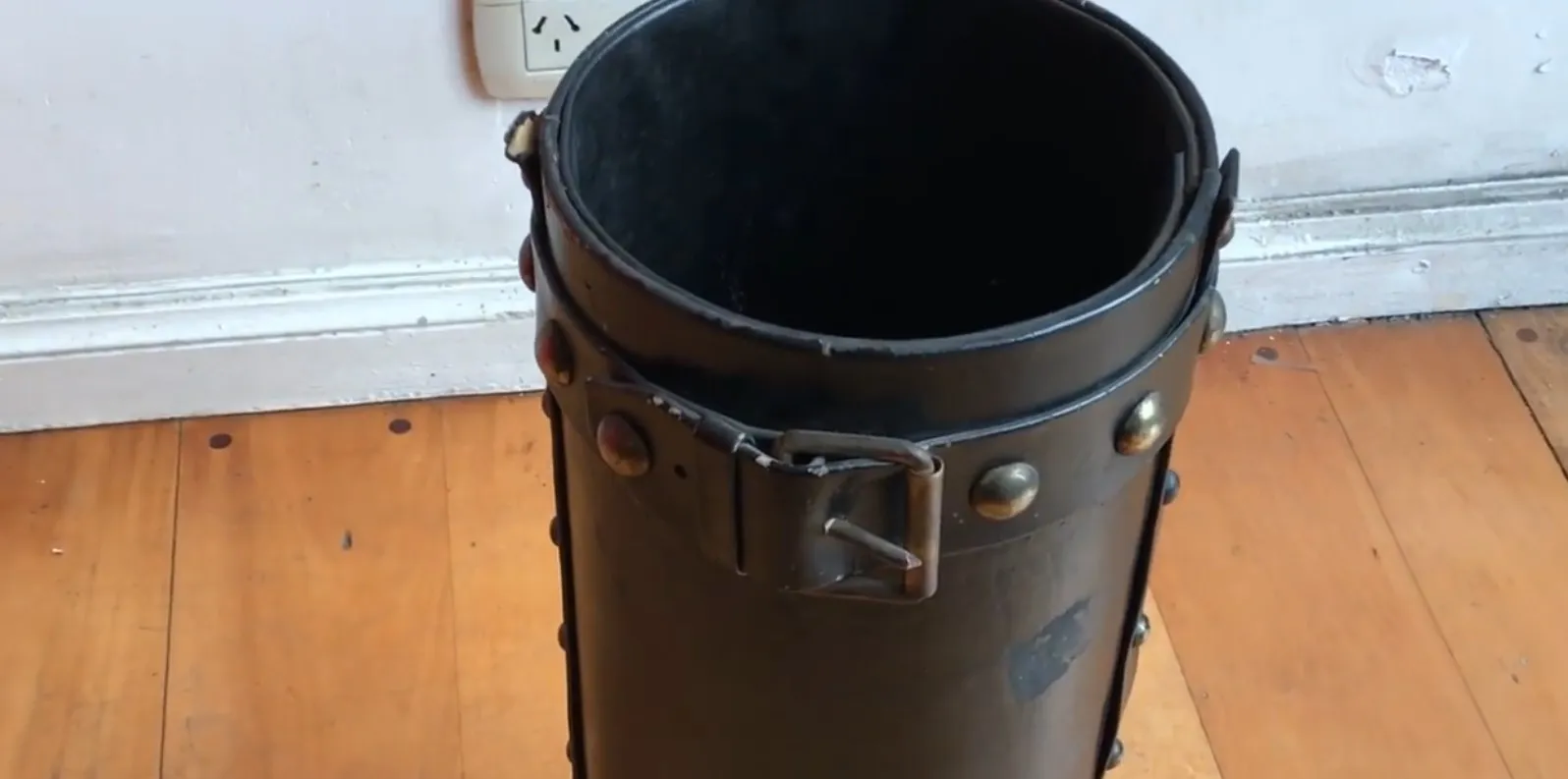 porte-parapluie ancien cylindrique avec éléments décoratifs