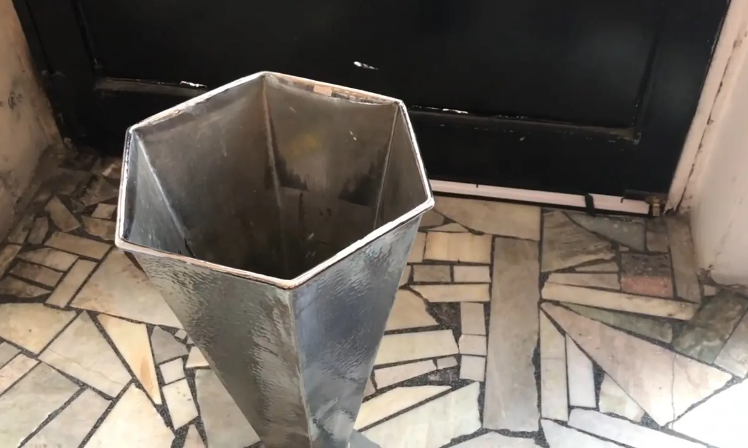 paragüero antiguo de forma hexagonal en un ambiente acogedor