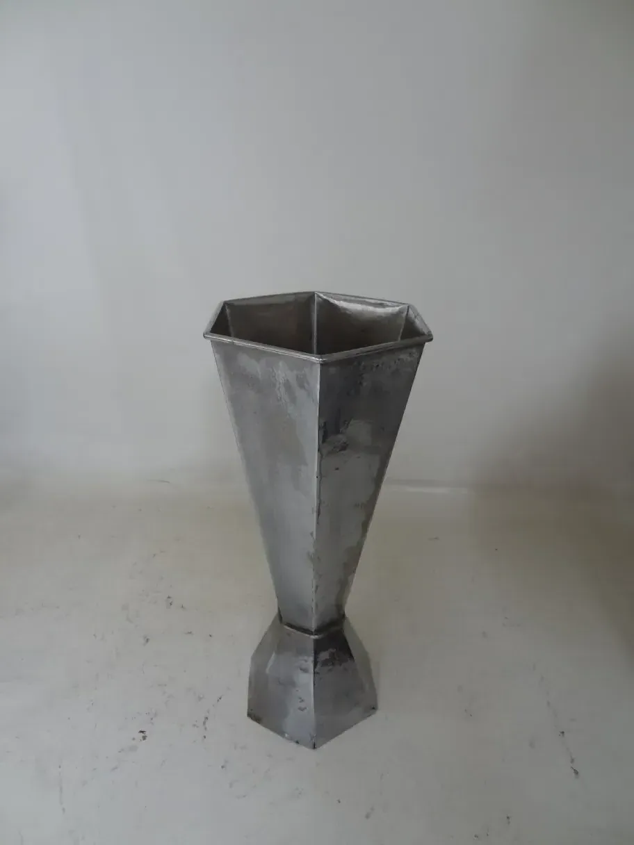 Elegante paragüero antiguo con forma hexagonal.