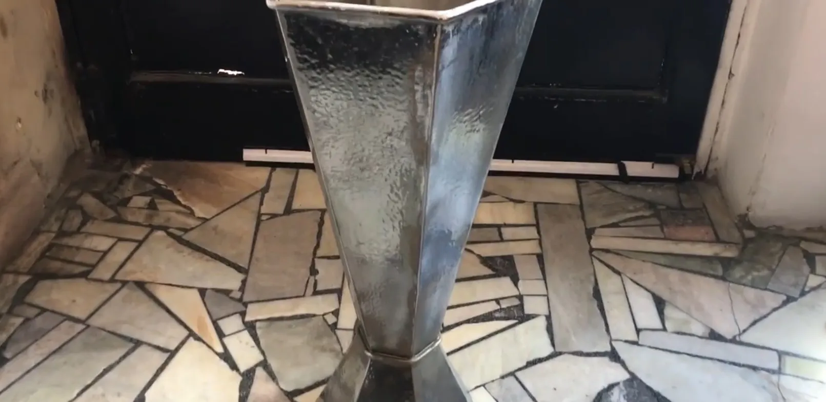 Paragüero antiguo de forma elegante, ideal para entradas con estilo