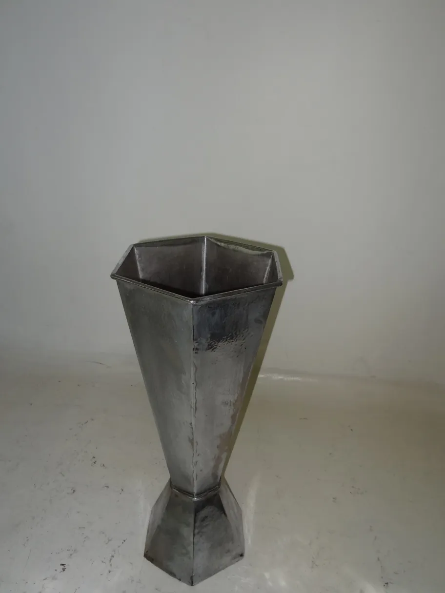 antiker metalner Schirmständer mit hexagonalem Design, dekorativ