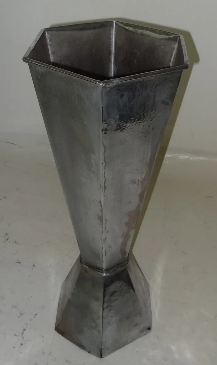 Suporte para guarda-chuva antigo em forma hexagonal.