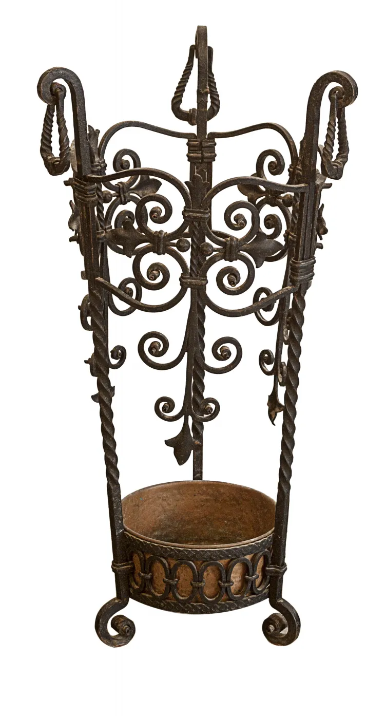 Porte-parapluie ancien avec des détails décoratifs complexes.