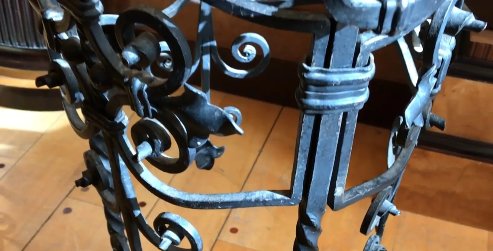 suporte para guarda-chuva antigo com detalhes ornamentais em ferro