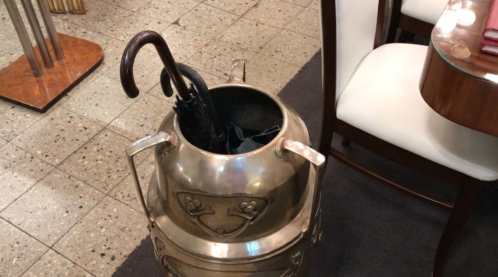 porte-parapluie ancien avec parapluies de différentes couleurs