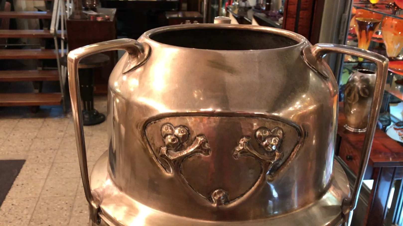 Suporte para guarda-chuva antigo kayser com um design decorativo bonito.