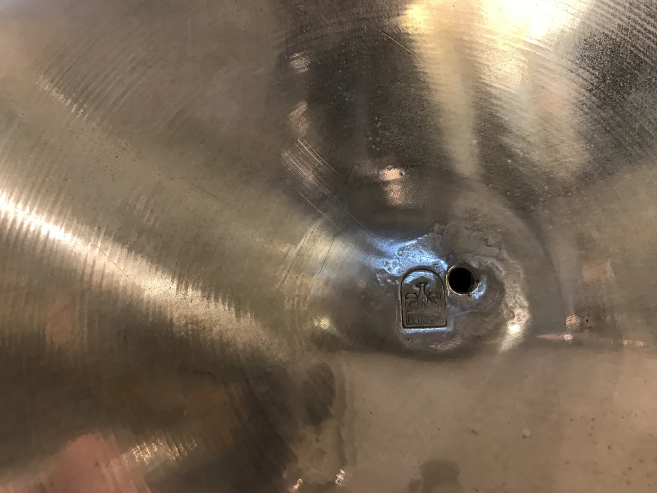 Paragüero antiguo kayser brillante con un diseño elegante.