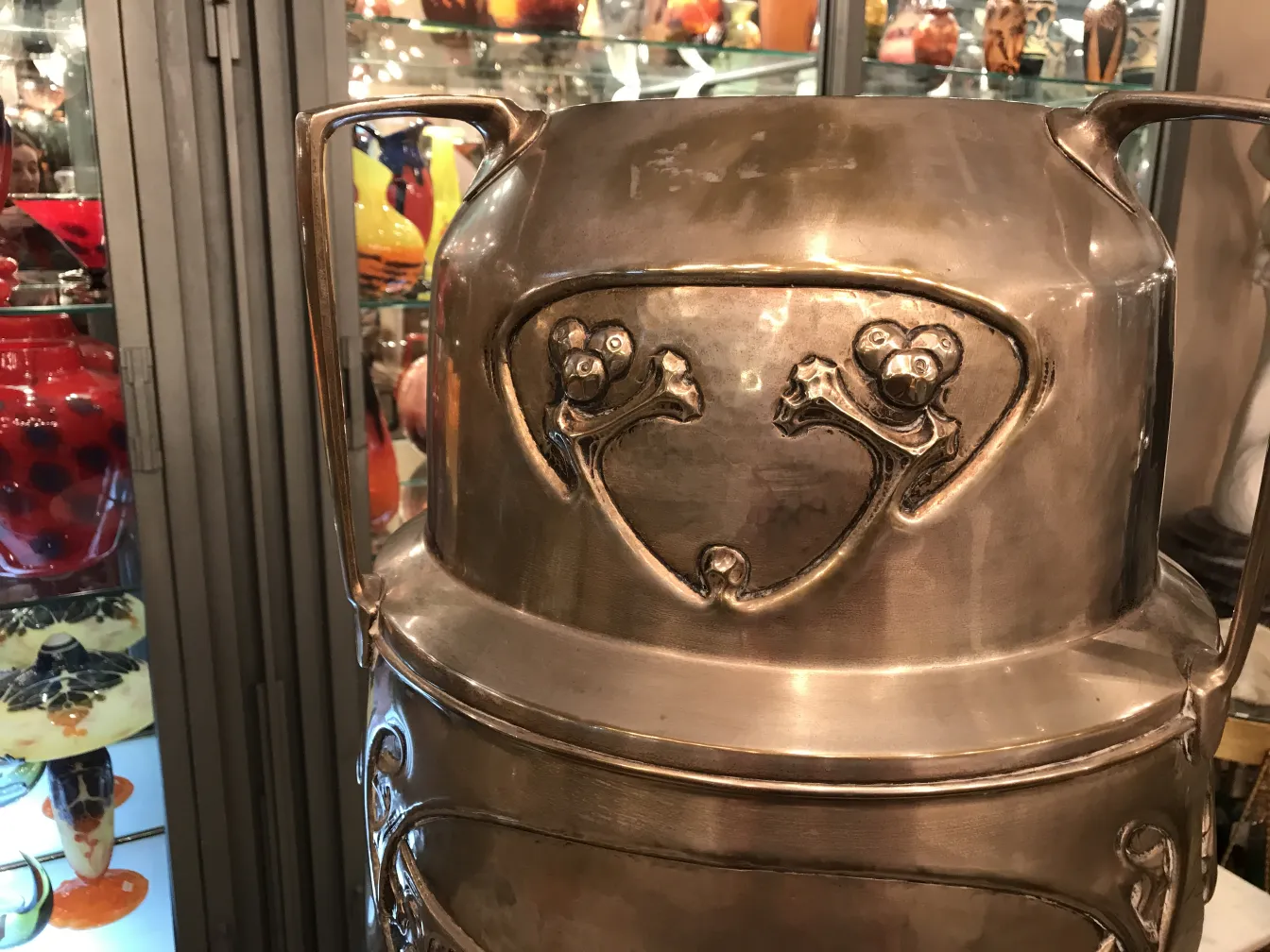 porte-parapluie ancien kayser avec finition brillante et détails en relief