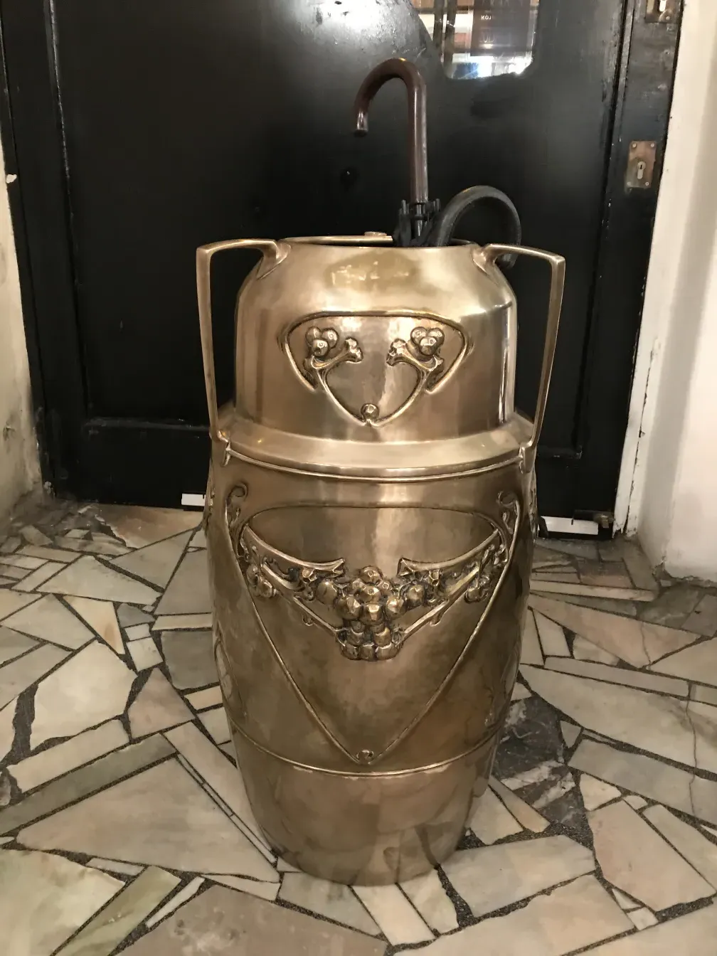 portaombrelli antico con dettagli decorativi in metallo