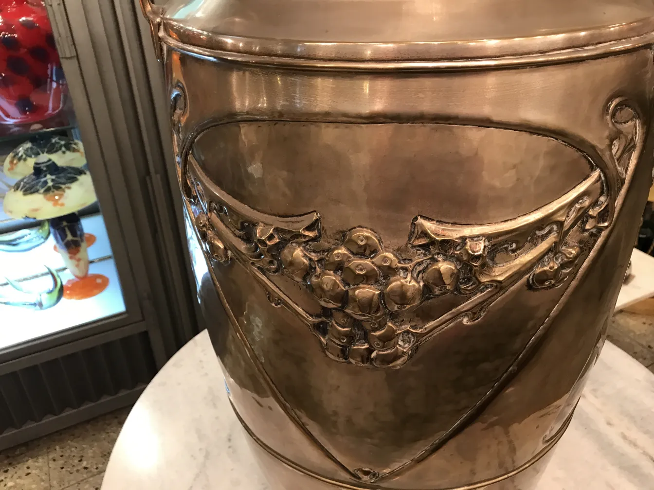 suporte para guarda-chuva antigo decorado com flores kayser