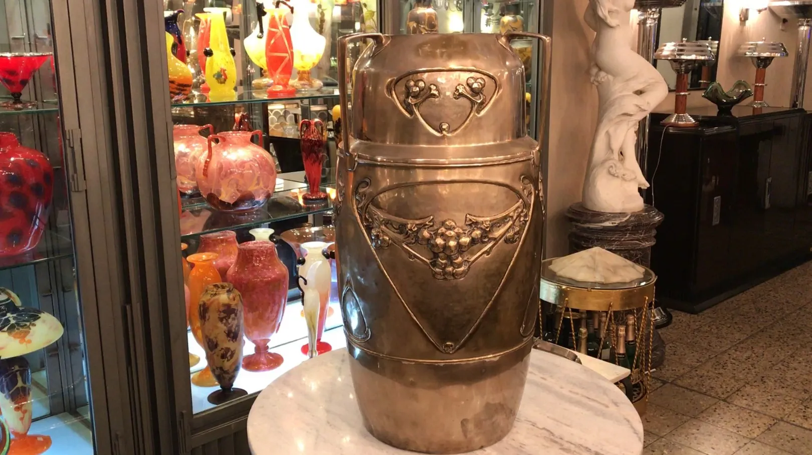 porte-parapluie ancien avec motifs décoratifs dans un cadre d'antiquités