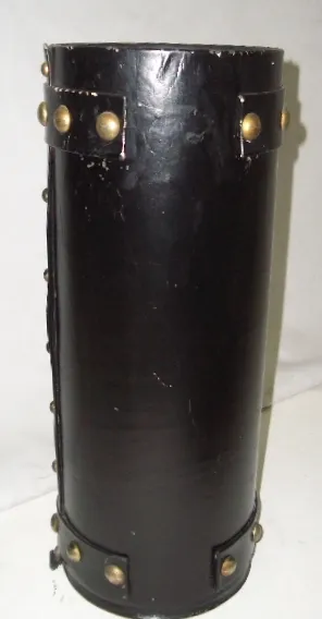 suporte para guarda-chuva antigo preto com adornos dourados