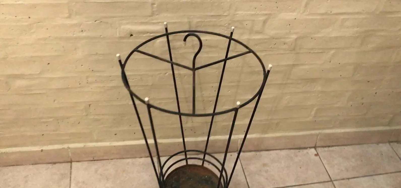 due portaombrelli antichi in un ambiente decorativo