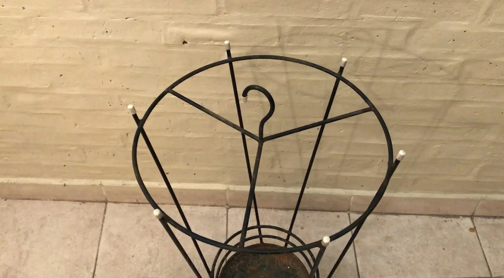 2 porta-guarda-chuvas antigos, decorativos, em ambiente neutro