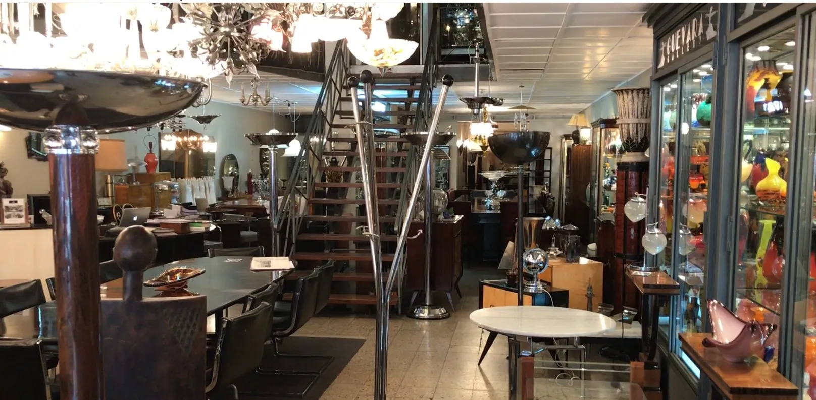 portemanteau ancien au design élégant exposé en magasin