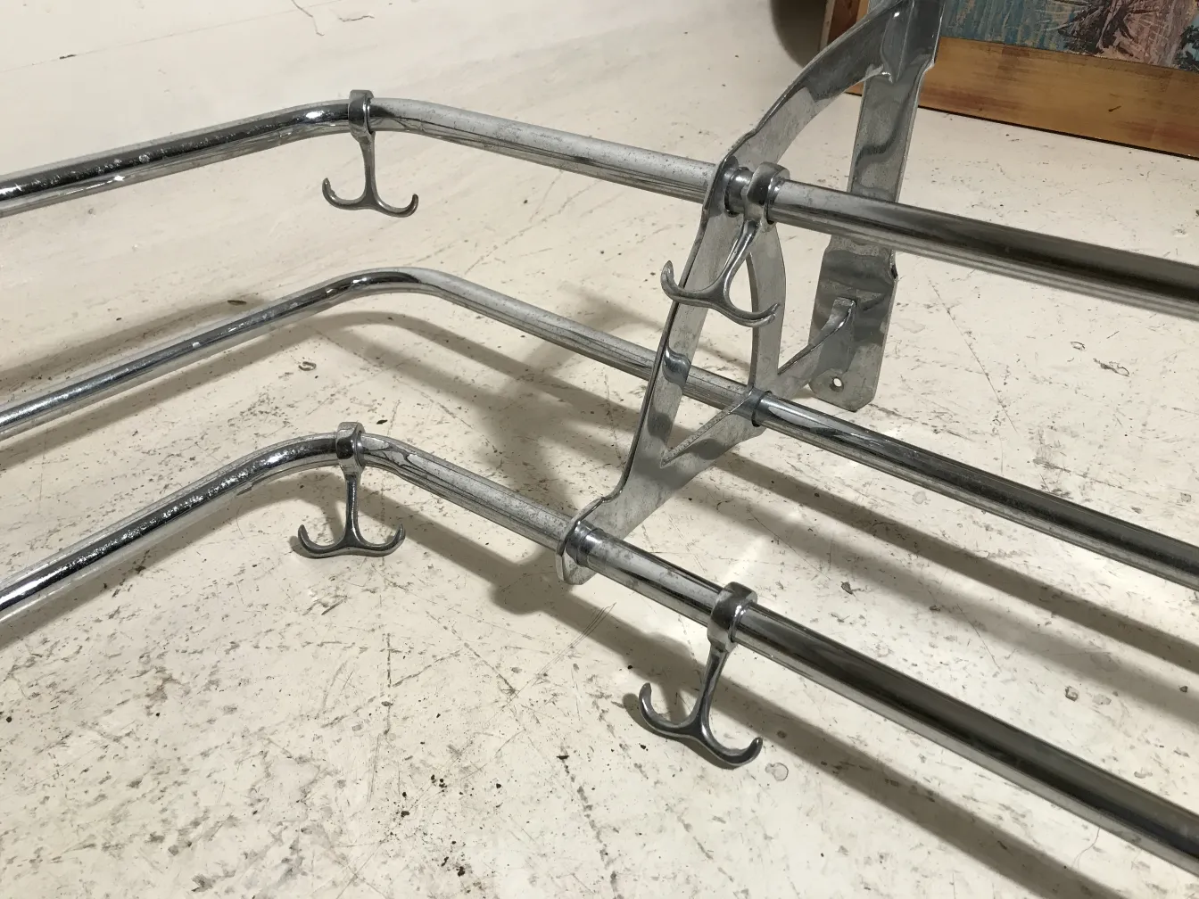 Perchero antiguo con varios ganchos y diseño funcional