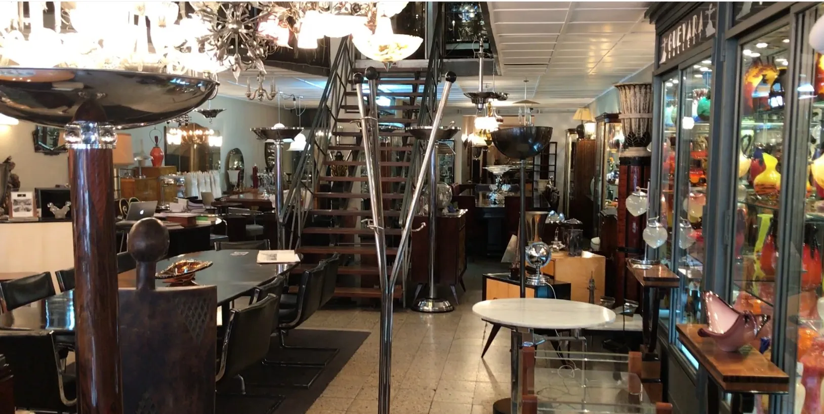 حامل معاطف قديم في بيئة من التحف