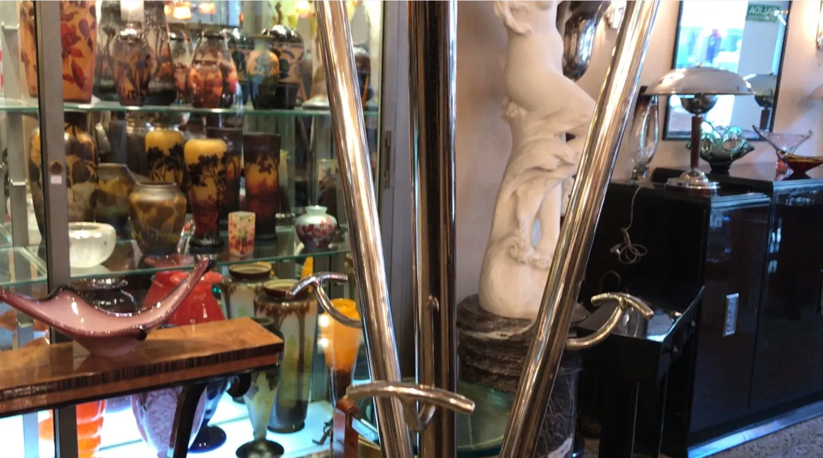 attaccapanni antico in un ambiente con oggetti decorativi