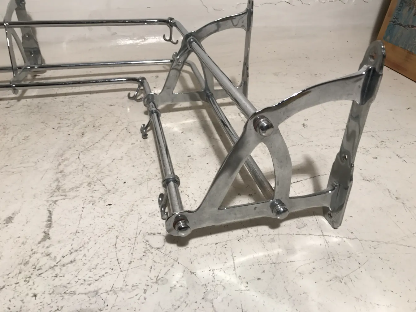 古董衣帽架，设计优雅，明亮的环境