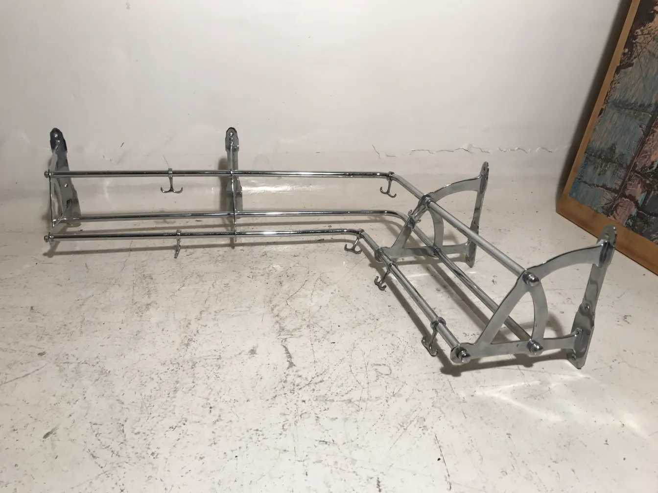 Portemanteau ancien avec plusieurs crochets dans un environnement neutre