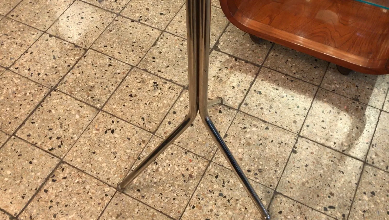 antiker garderobenständer mit dreieckigem Fuß in gemütlicher Umgebung