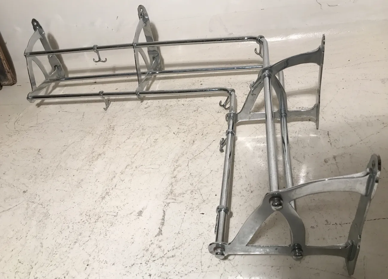 Antiker Wandgarderobenständer mit Haken, heller Hintergrund