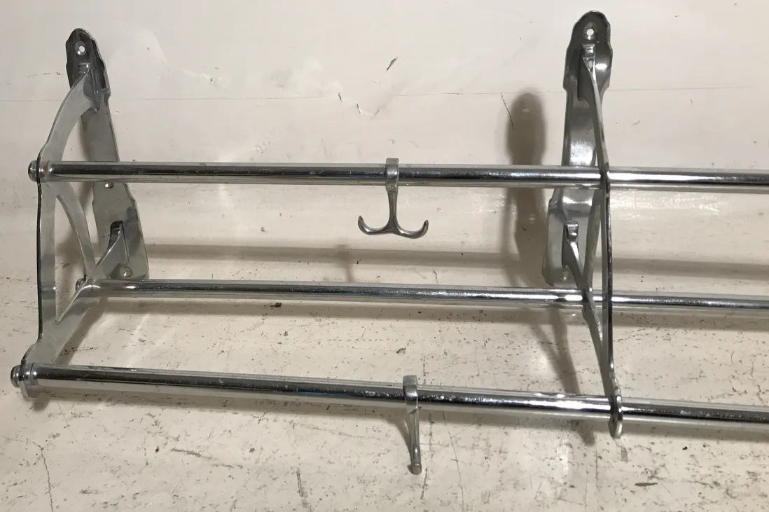 perchero antiguo con diseño funcional y ganchos