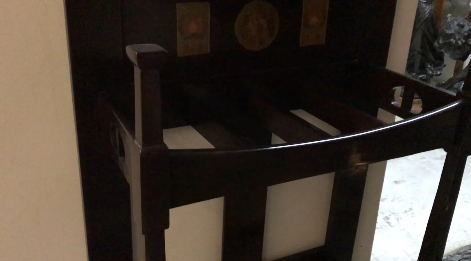 古董衣帽架具有装饰细节和明亮背景