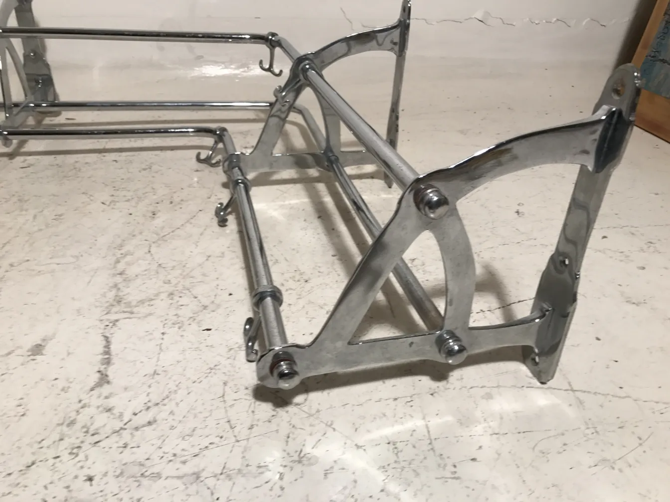 antiker garderobenständer mit elegantem design und mehreren haken