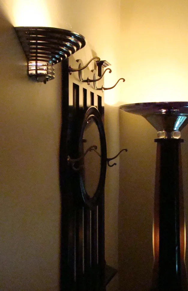 старинная вешалка с зеркалами и крючками на стене