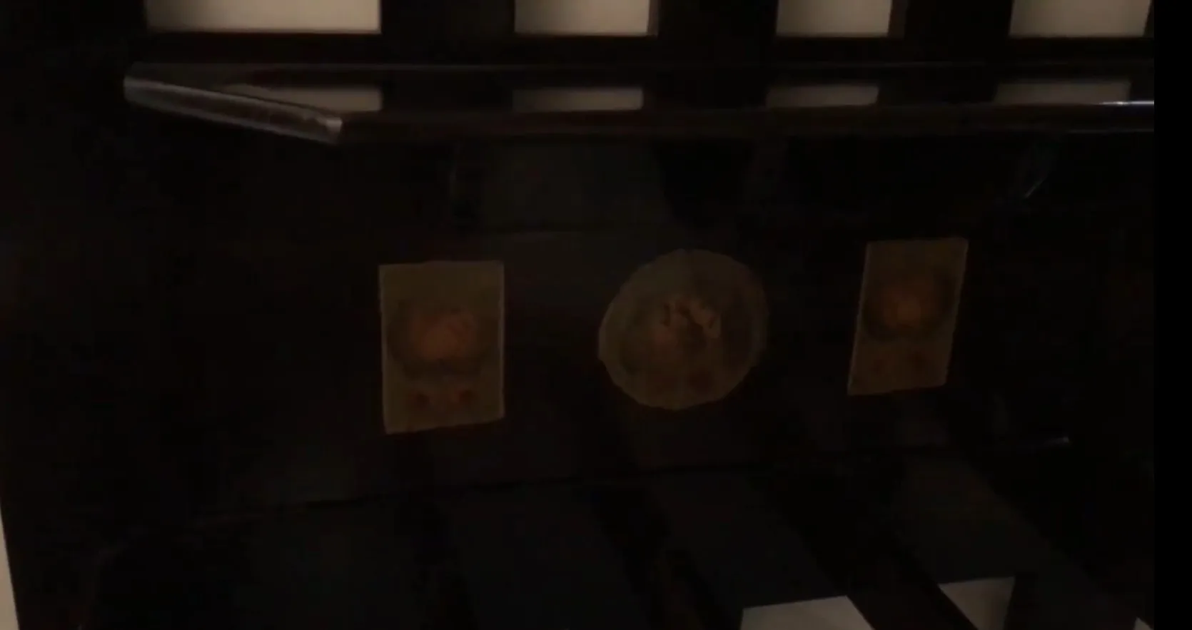 古旧的衣帽架，具有复杂的装饰细节和优雅的氛围