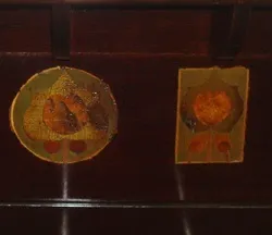 portemanteau ancien décoré avec deux détails artistiques