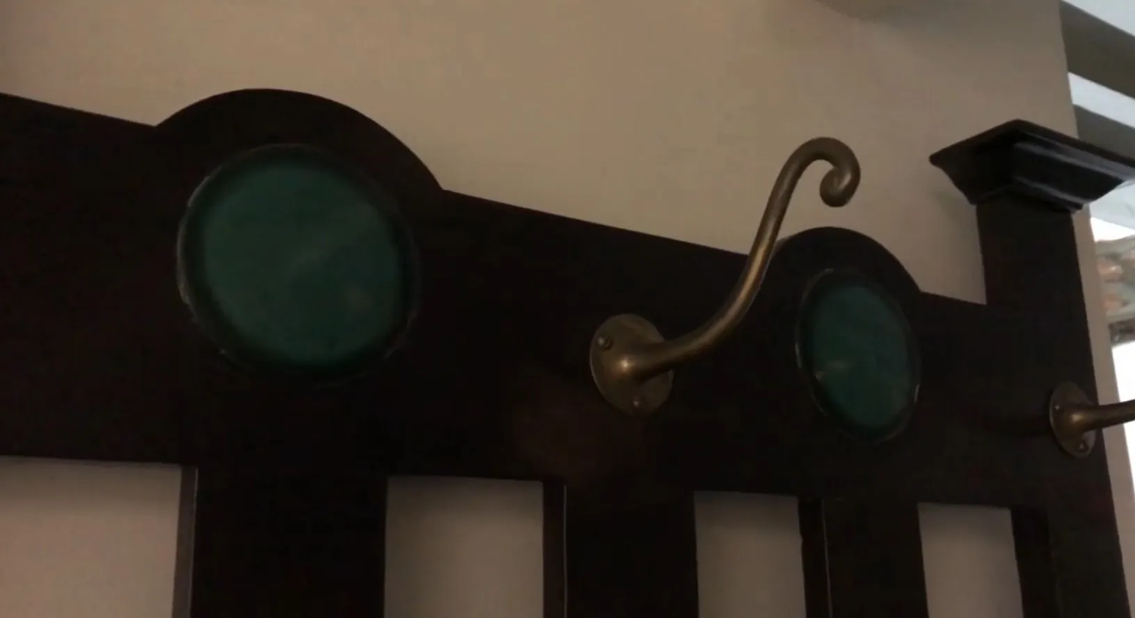 bengaleiro antigo com ganchos decorativos e detalhes únicos