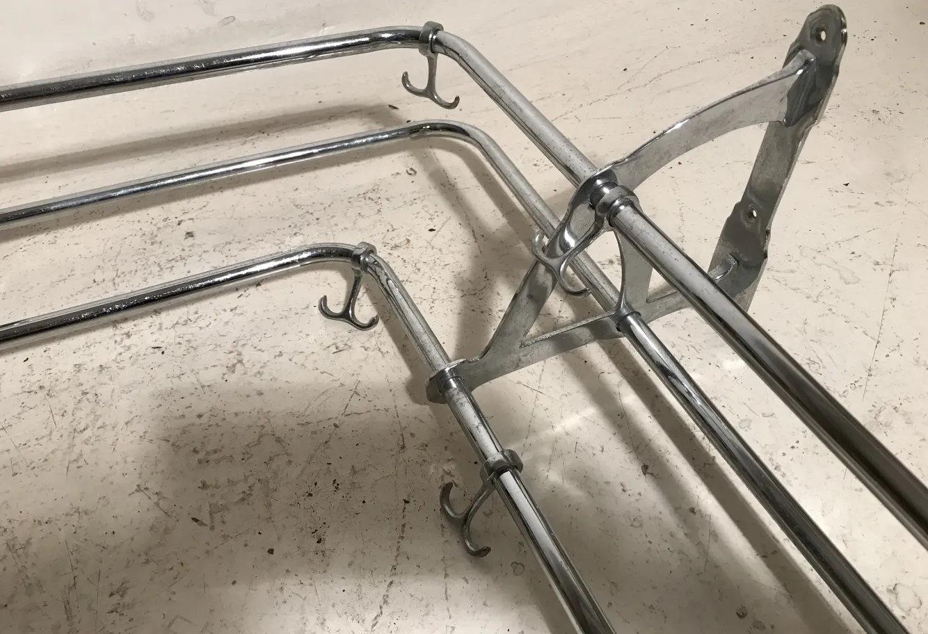 perchero antiguo con un diseño funcional y elegantes ganchos, ideal para la entrada