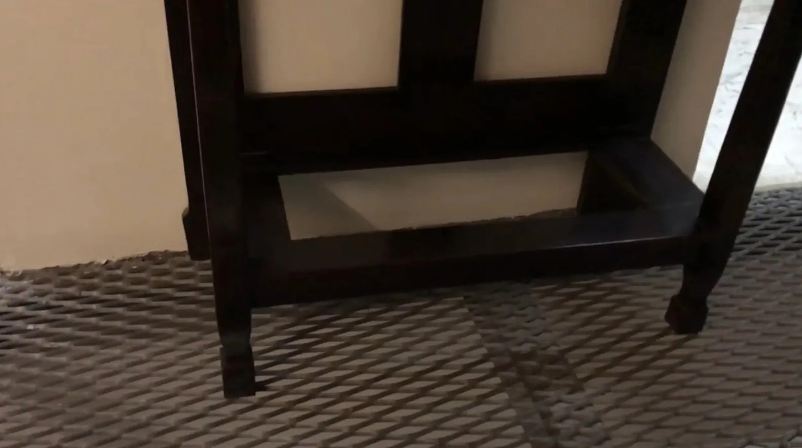 古老的衣帽架，背景中性，优雅的环境