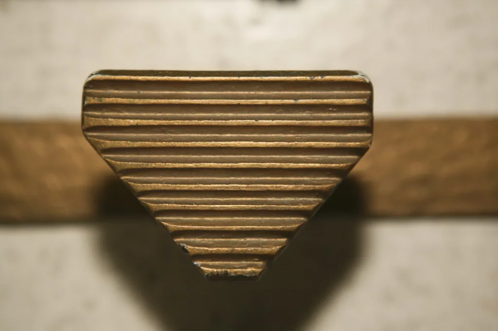 вид сверху старинной вешалки с узором