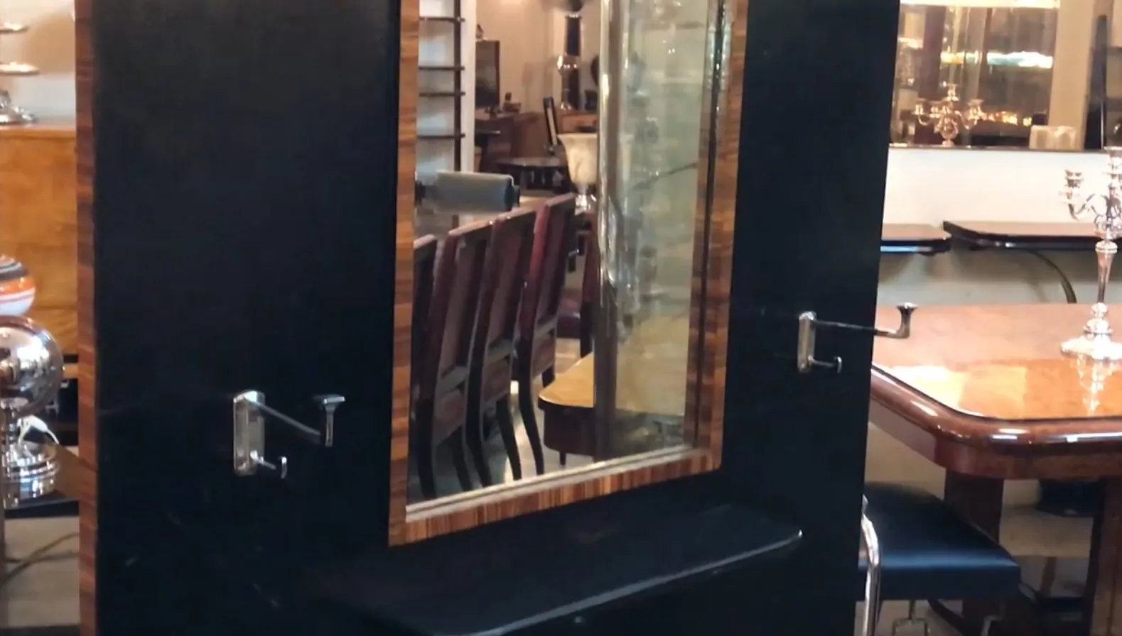 حامل معاطف قديم مع مرآة، خلفية داكنة