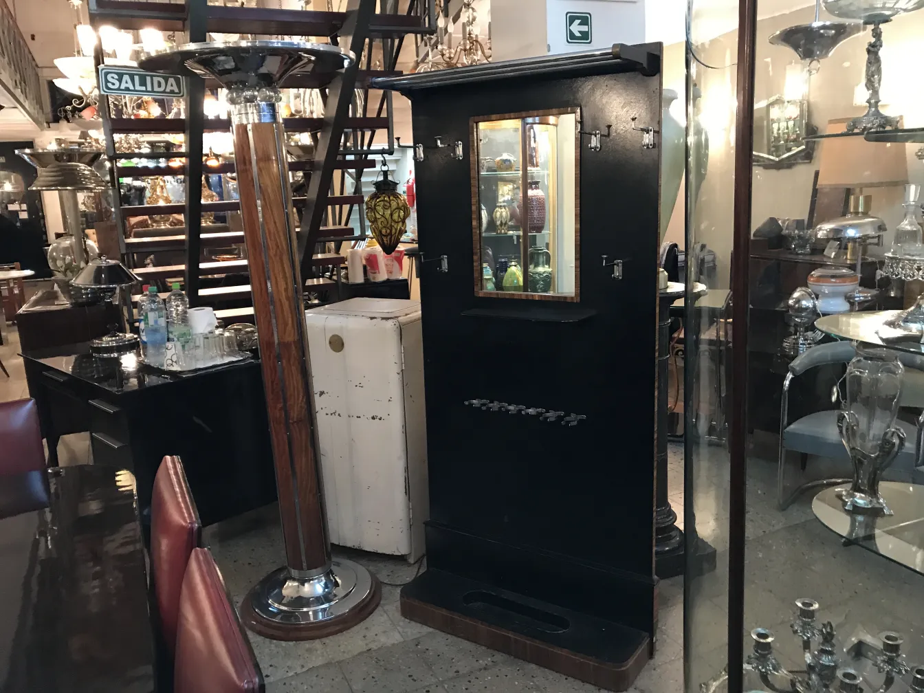 attaccapanni nero antico con specchio in ambiente vintage