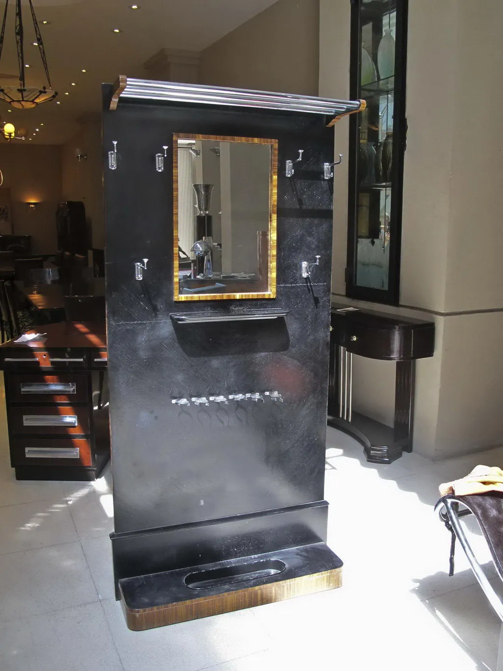 옛날 코트랙, 걸이와 거울이 있는 세련된 환경에