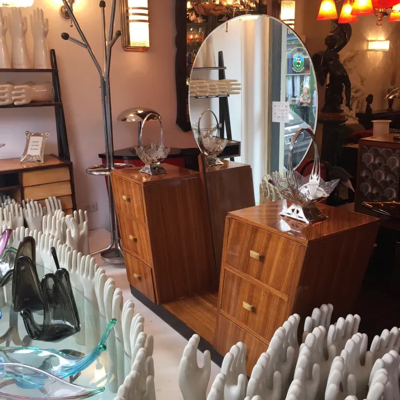 perchero antiguo con elegante diseño en un ambiente acogedor